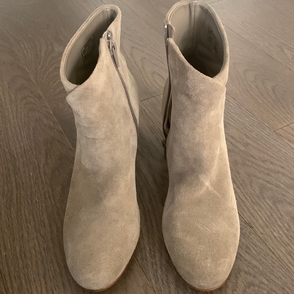 Soludos Shoes - HP 🎉 EUC Soludos Suede Mid-Heel Venetian Bootie